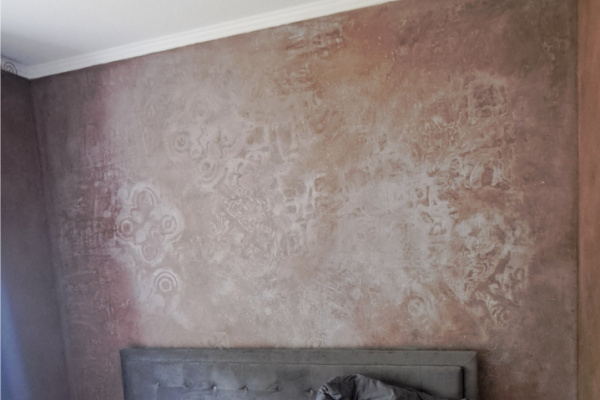 Sie sehen eine Schlafzimmerwand mit Relief aus Putz