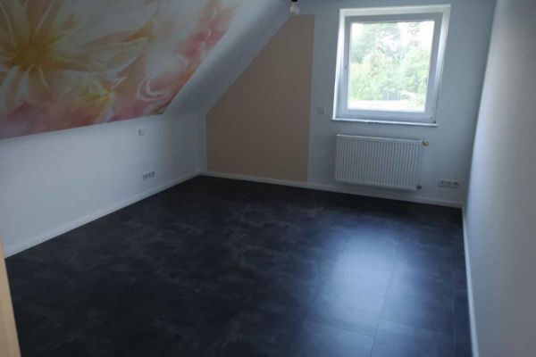 Vinylbelag im Schlafzimmer und Digitaldrucktapete