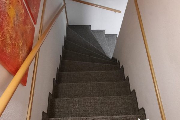 Hier wurde Teppichboden auf der Treppe verlegt 