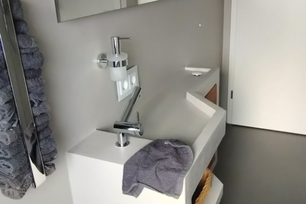 Sie sehen ein fugenloses Waschbecken