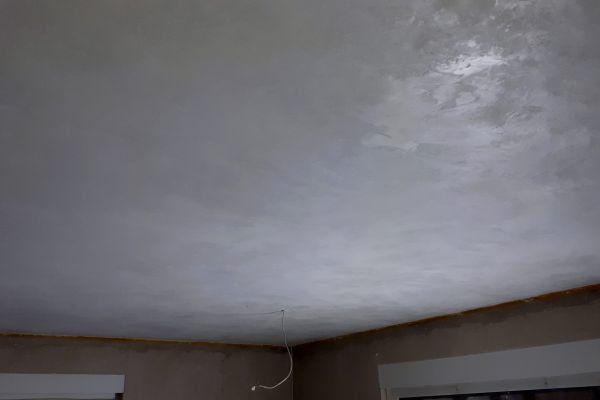 Sie sehen eine glänzende Marmorputzdecke