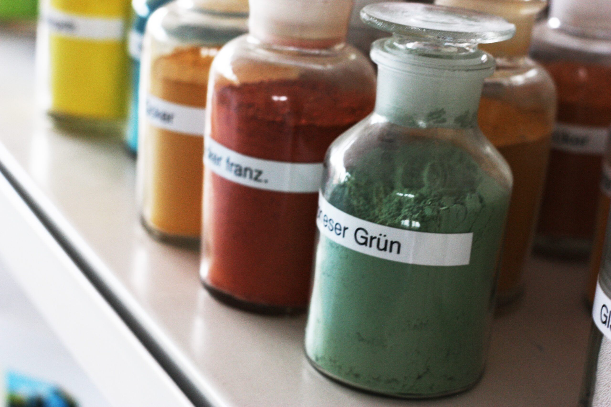 Verschiedene Farbpigmente, in Glasgefäßen, aus Naturkalk - Malermeister Marco Schubert | Wolfenbüttel