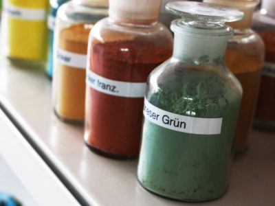 Ökologische Wände: verschiedene Farbvariationen in Glasgefäßen - Malermeister Marco Schubert | Wolfenbüttel