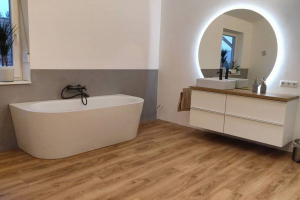 Sie sehen ein fugenloses Bad mit Mikrozement