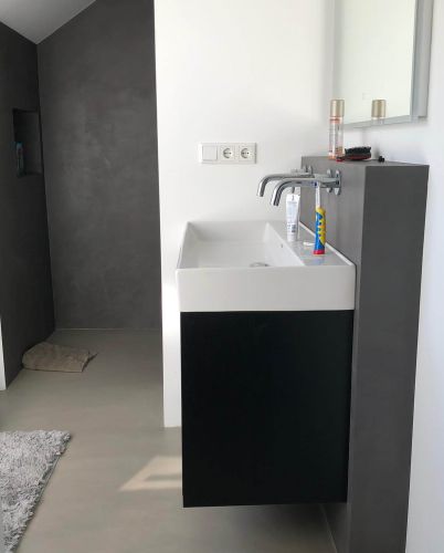 Begehbare Dusche mit Mikrozement