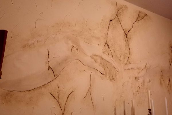 Künstlerische freihand Spachtelung an einer Wohnzimmerwand