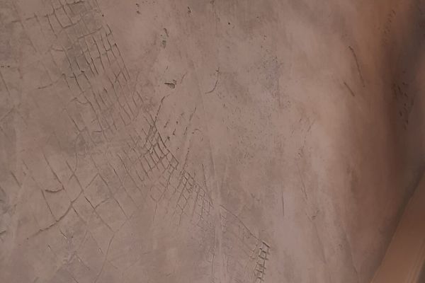 Sie sehen eine Wand mit lasierten Gipsputz
