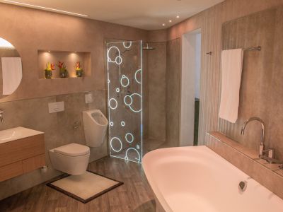 Sie sehen ein Badezimmer mit Naturkalk-Putz - Malermeister Marco Schubert | Wolfenbüttel