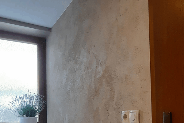 Sie blicken auf eine verputzte Wand mit Sumpfkalkputz
