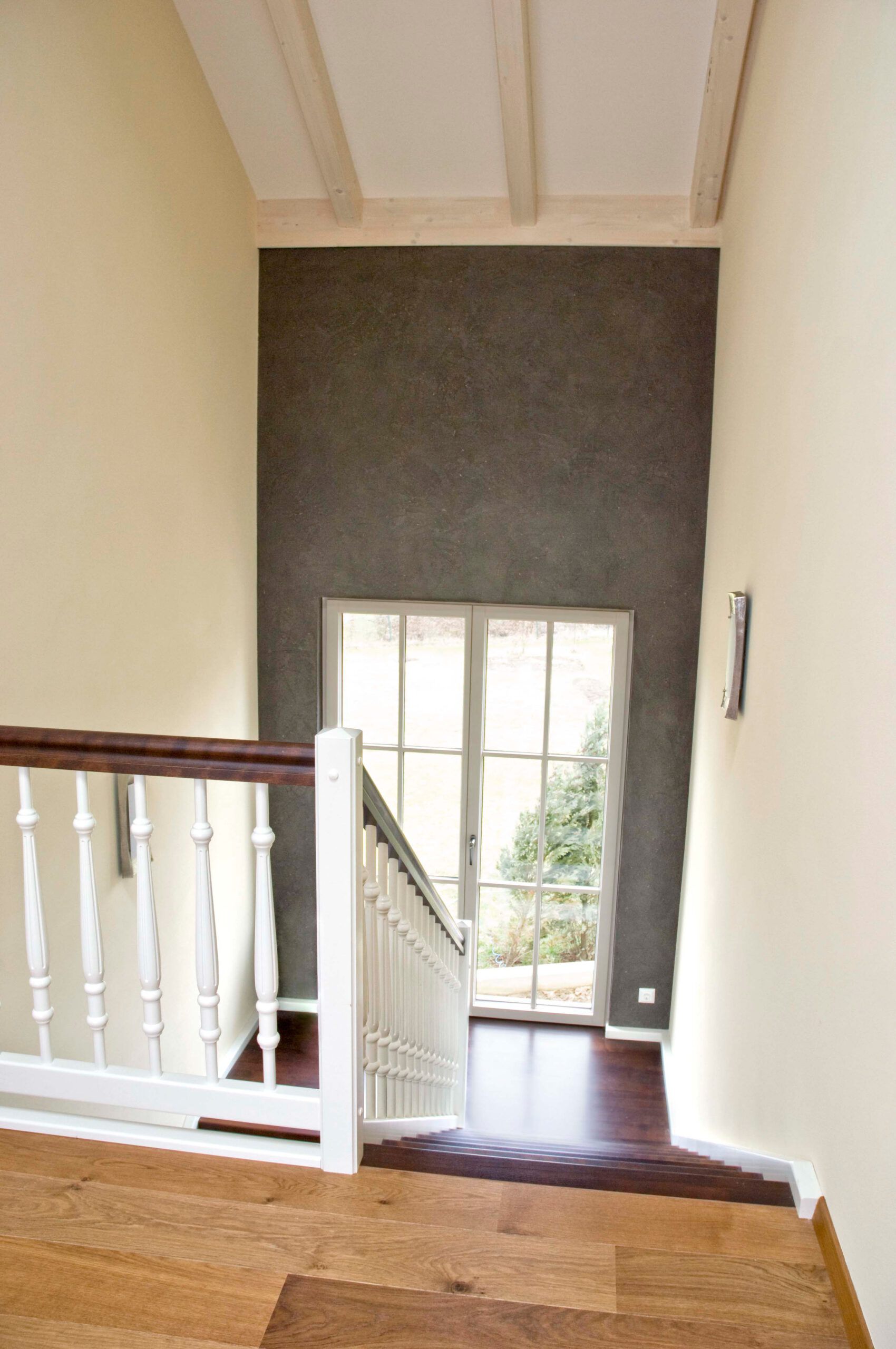 Ein Treppenhaus mit einer verputzten Lehmwand  - Malermeister Marco Schubert | Wolfenbüttel