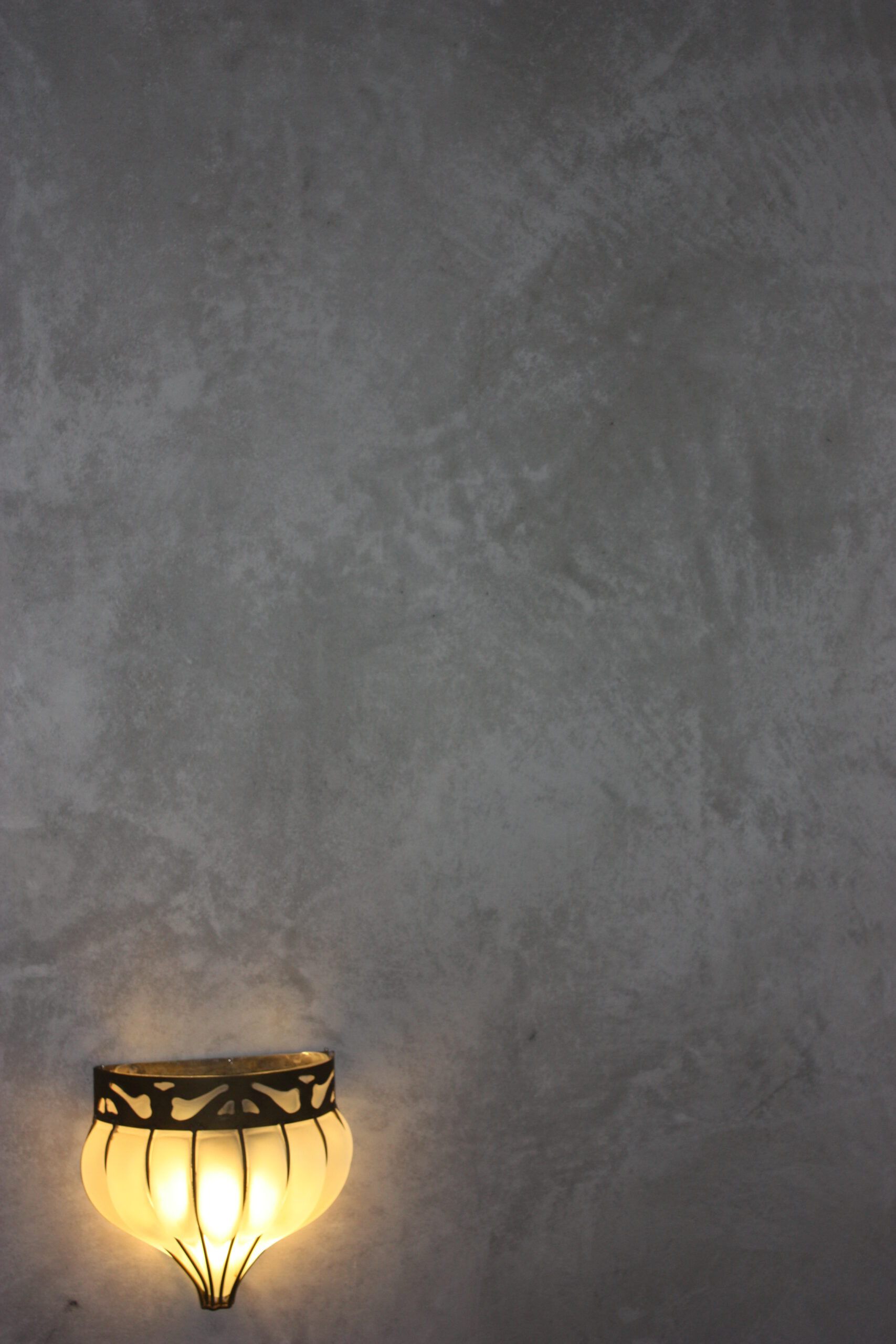 Eine Naturkalk-Wand in einem Metallic-Grau mit einer Lampe - Malermeister Marco Schubert | Wolfenbüttel