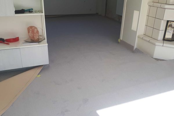 Sie sehen die Verlegung eines textilen Bodenbelags