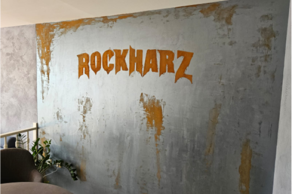 Sie sehen eine Rostoptik mit Cortenstahl und Schriftzug "Rockharz"