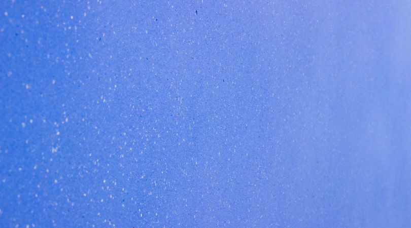 Ein Ausschnitt einer glänzend blau verputzten Lehmwand  - Malermeister Marco Schubert | Wolfenbüttel