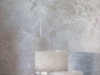 Putztechniken an einer Wand mit dekorativen Kerzen davor - Malermeister Marco Schubert | Wolfenbüttel