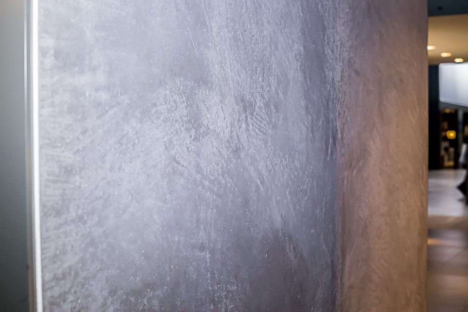 Eine Naturkalk-Wand in einem Steingrau - Malermeister Marco Schubert | Wolfenbüttel