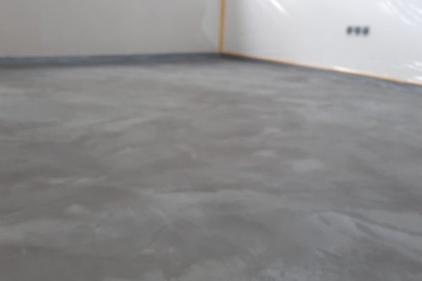 Sichtbetonoptik auf einem Küchenboden