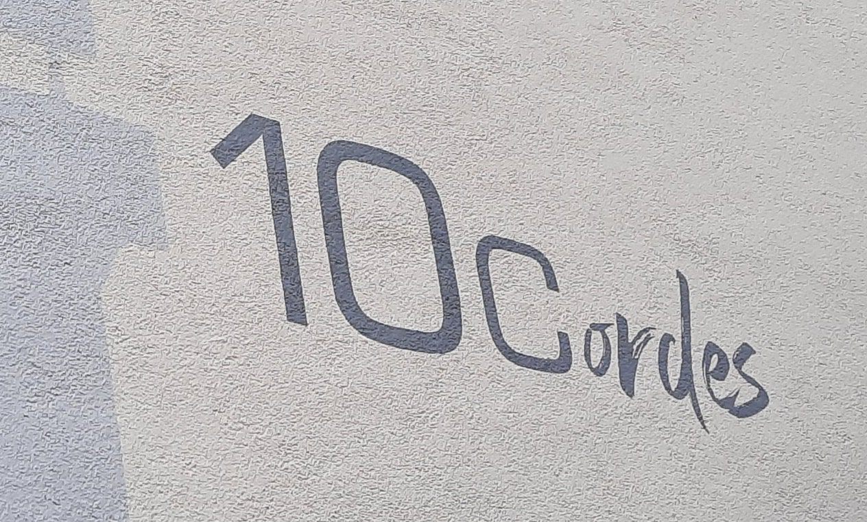 Fassadengestaltung mit Fassadenmalerei und Beschriftung