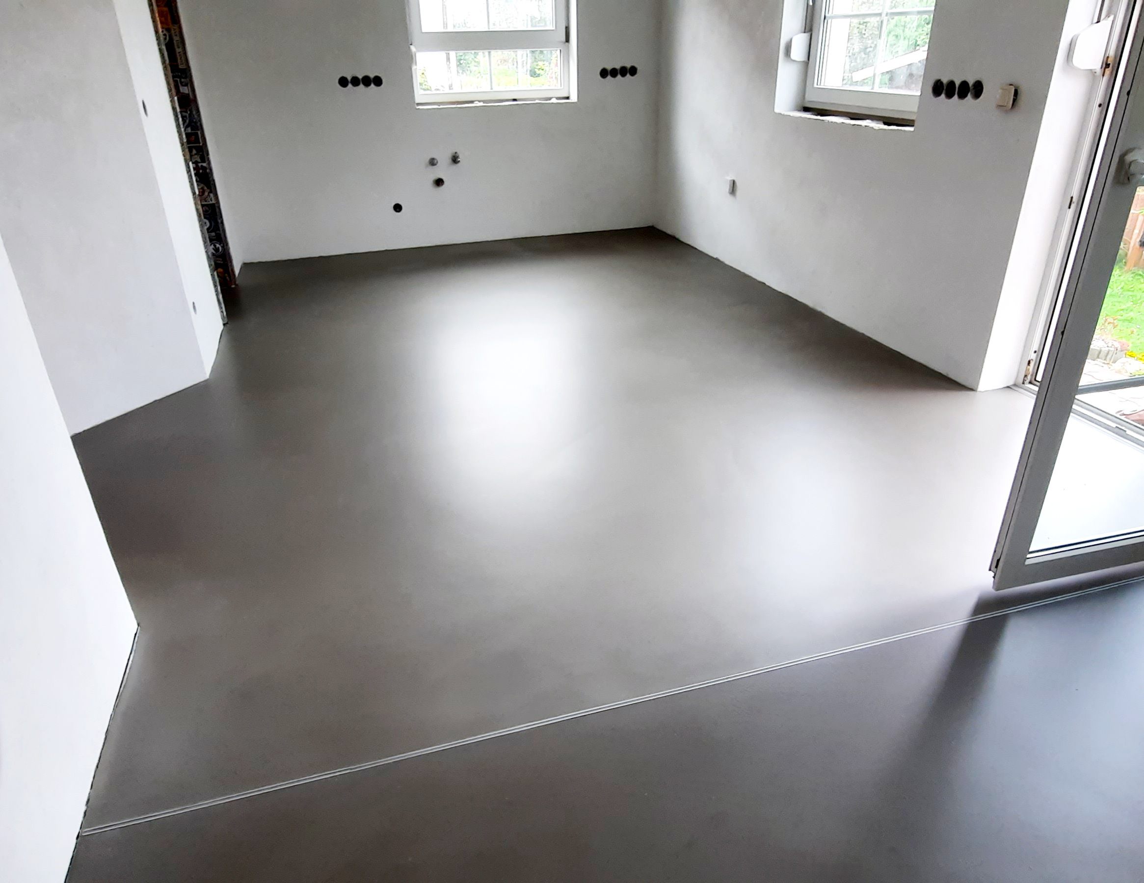 Sie sehen eine Naturkalk Wand in Grau bzw. Silber - - Malermeister Marco Schubert | Wolfenbüttel