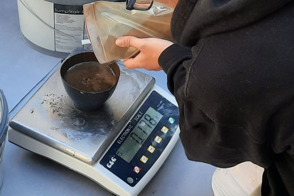 Sie sehen das exakte abwiegen von Natur-Pigment