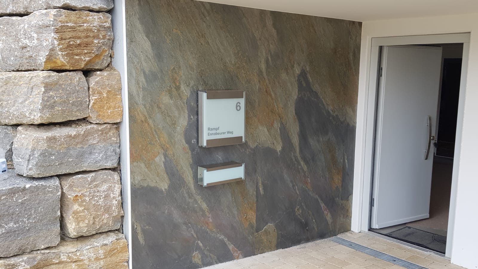 Eine Hauswand mit echter Steinfläche, wo ein Briefkasten angebracht worden ist  - Malermeister Marco Schubert | Wolfenbüttel
