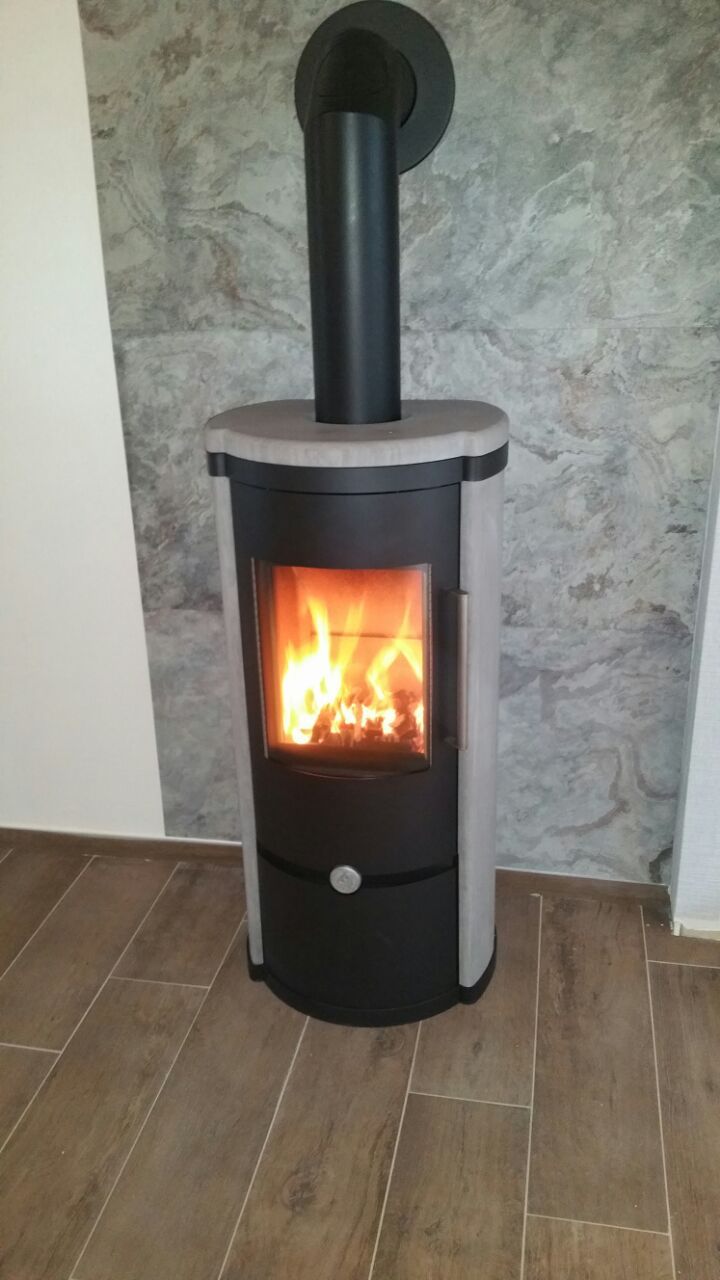 Eine Innenwand mit echter Steinfläche, wo ein Kamin davor steht  - Malermeister Marco Schubert | Wolfenbüttel