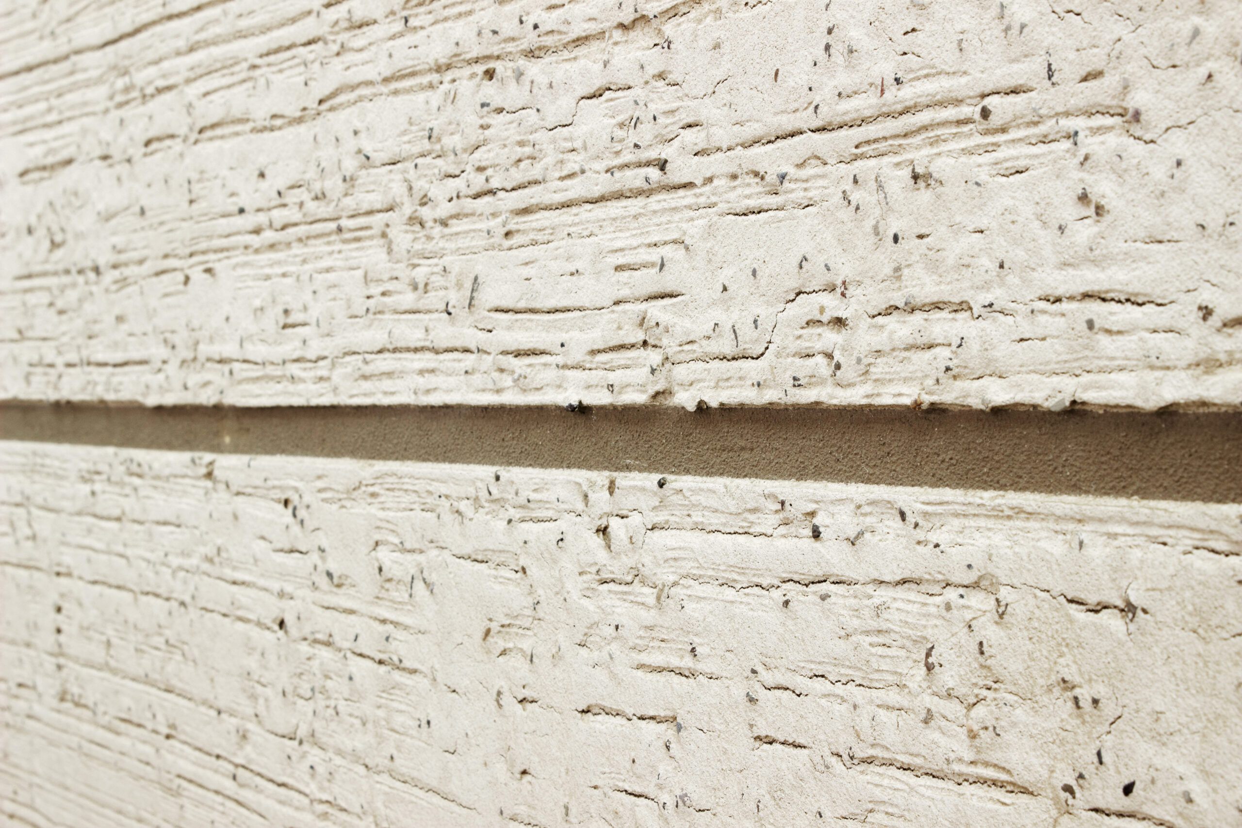 Ein Ausschnitt einer weiß verputzten Lehmwand  - Malermeister Marco Schubert | Wolfenbüttel