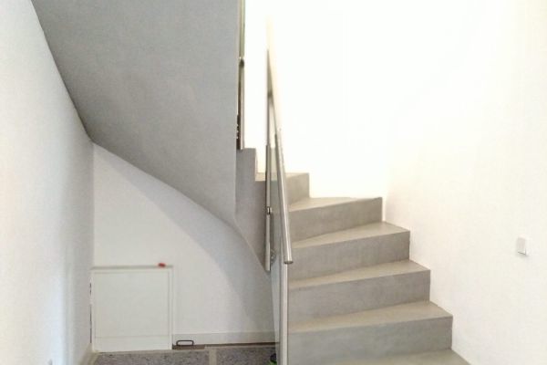 Sie sehen eine fugenlose Sichtbetontreppe aus Mikrozement