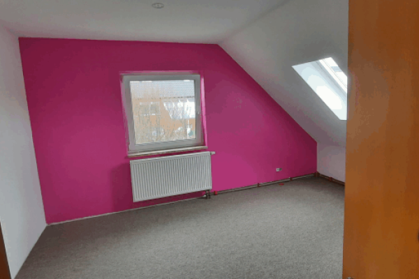 Sie sehen ein Kinderzimmer in Pink gestrichen