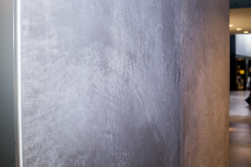 Sie sehen eine Naturkalk Wand in Grau bzw. Silber - - Malermeister Marco Schubert | Wolfenbüttel